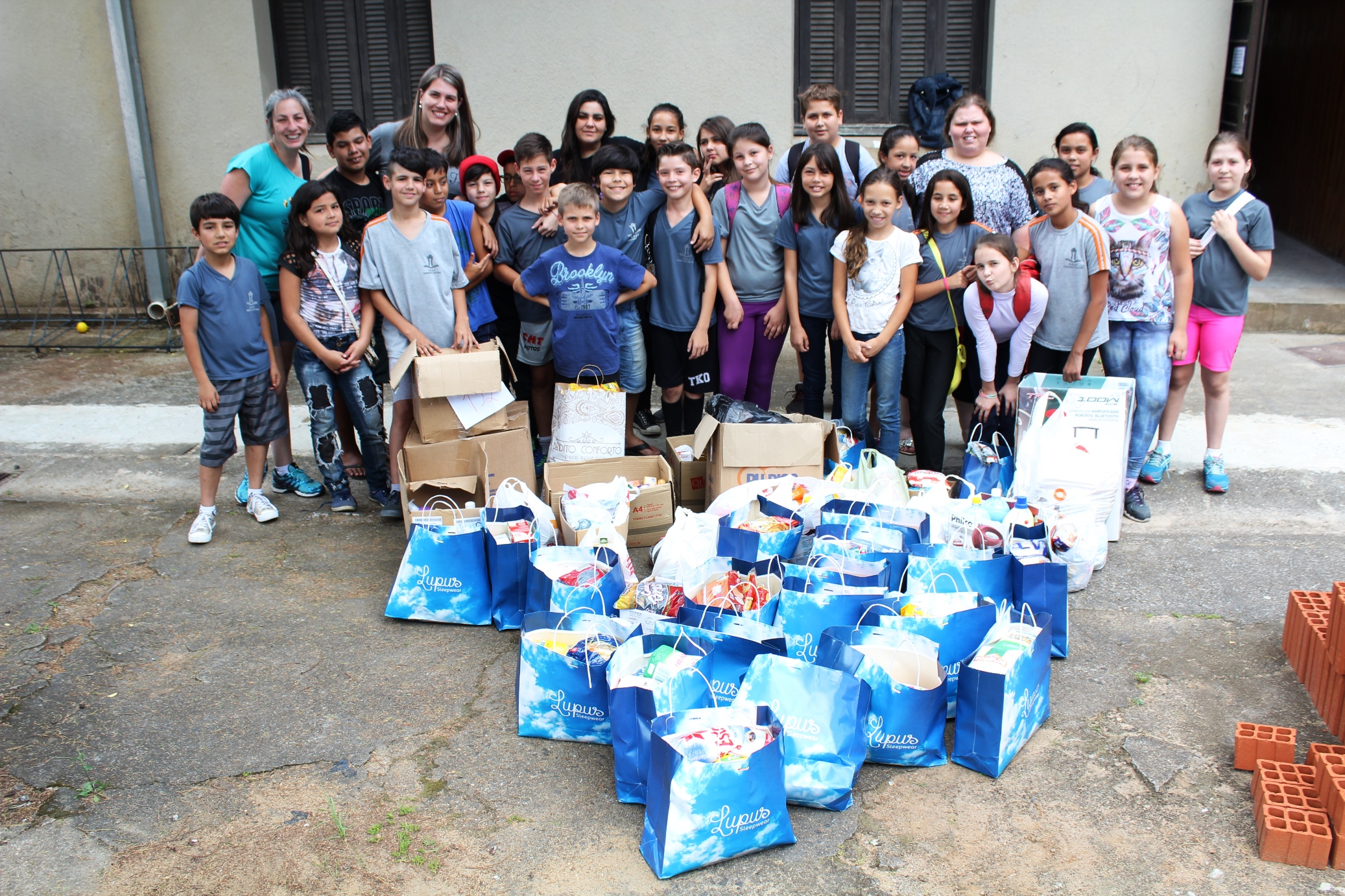 Estudantes entregam donativos ao Inevam em Três Coroas