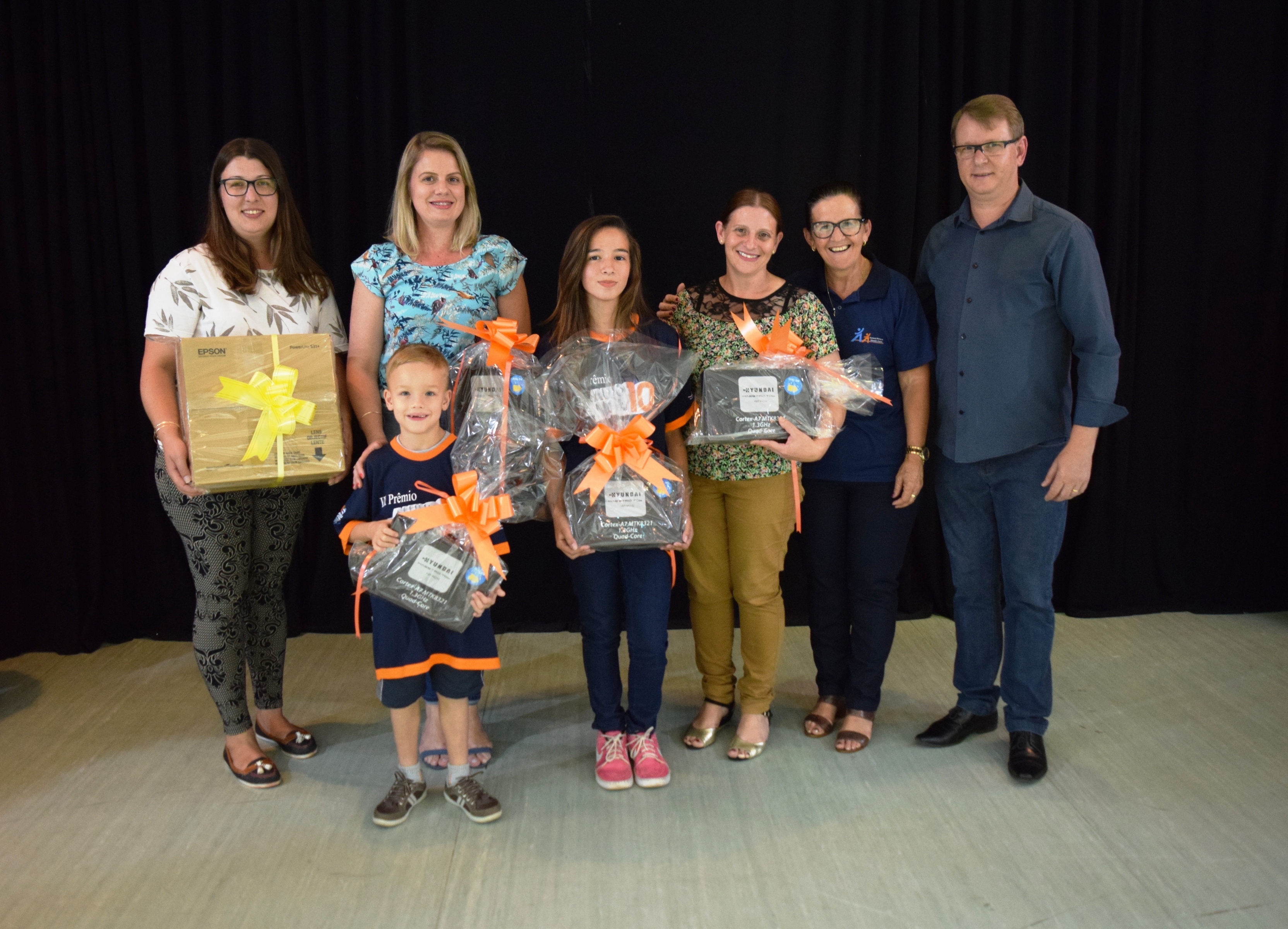 Estudantes e professores que se destacaram em 2017 recebem premiação em Rolante