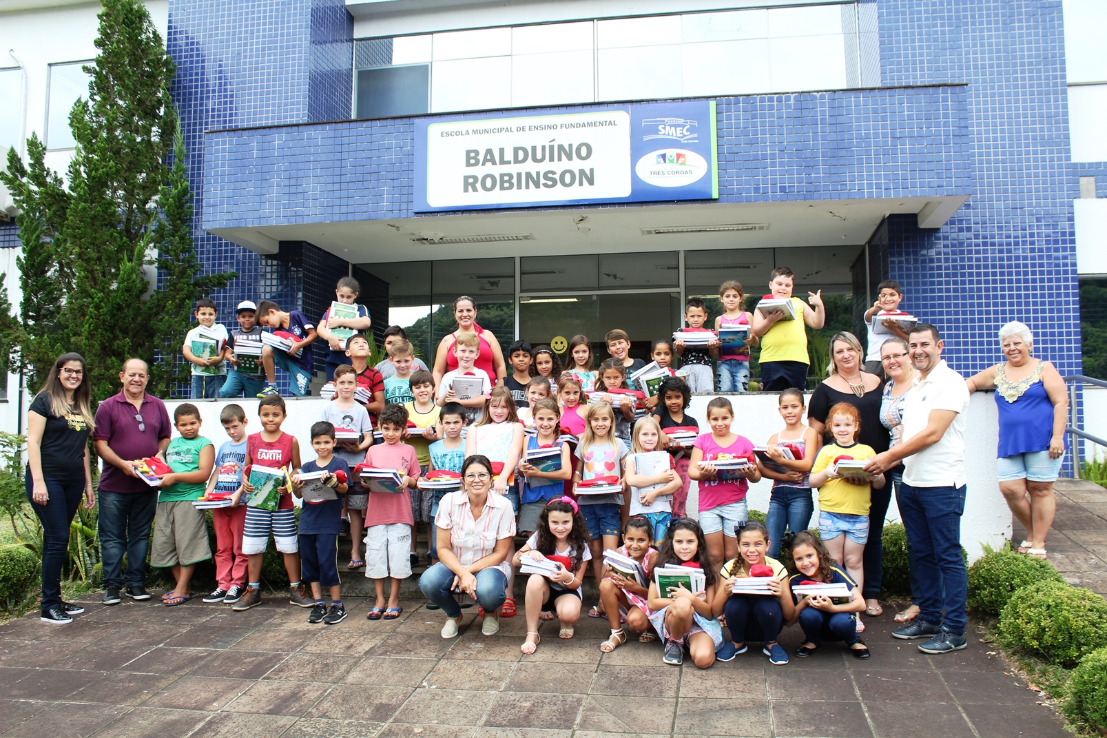 Entrega de materiais escolares marca início do ano letivo em Três Coroas