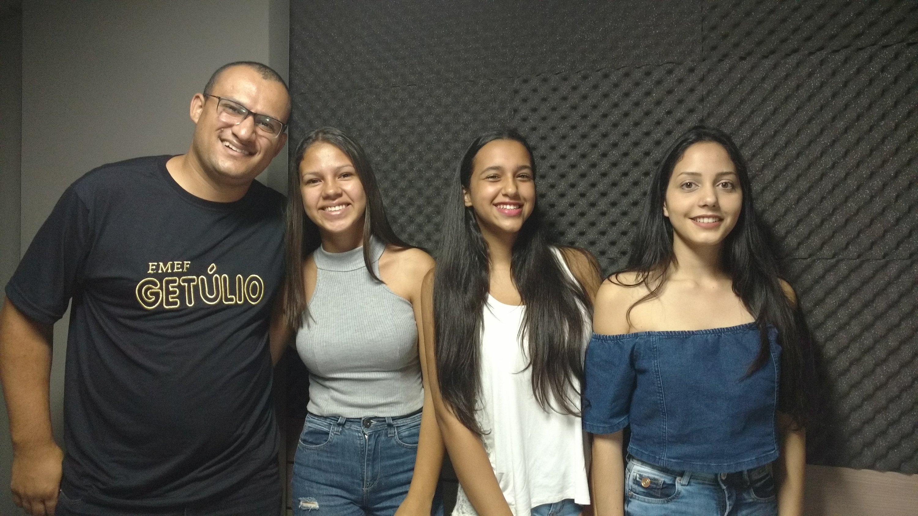 Escola Getúlio Vargas realiza brechó para arrecadar recursos visando viagem ao Chile de estudantes