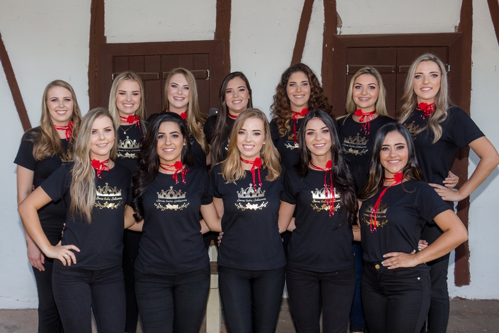 Candidatas a soberanas da Oktoberfest de Igrejinha participam de programa na Rádio Taquara