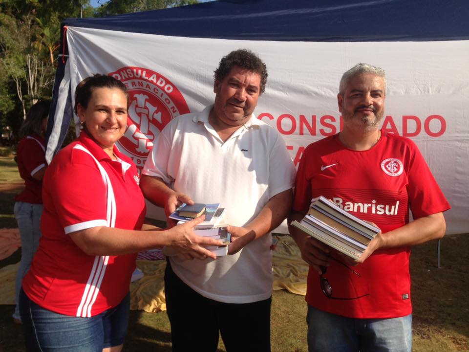 Consulado Colorado doa livros para Biblioteca Amigos do Livro