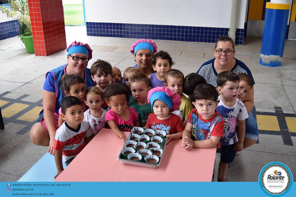 Alunos do maternal fazem cupcakes em comemoração ao aniversário de Rolante