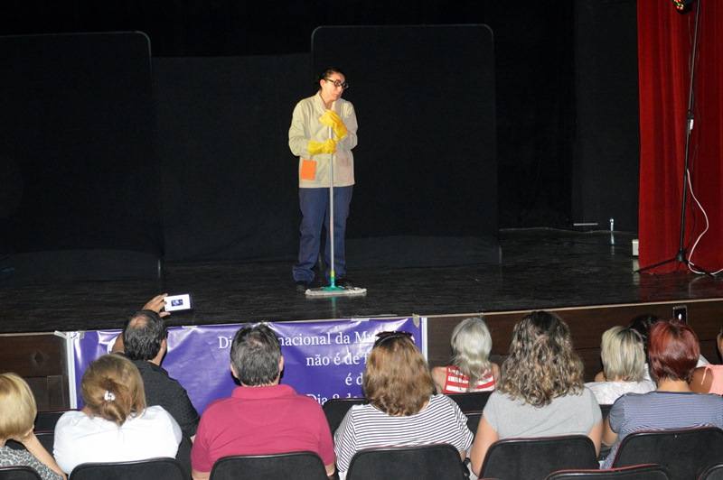 Condição da mulher no mundo atual foi abordada em teatro em Taquara