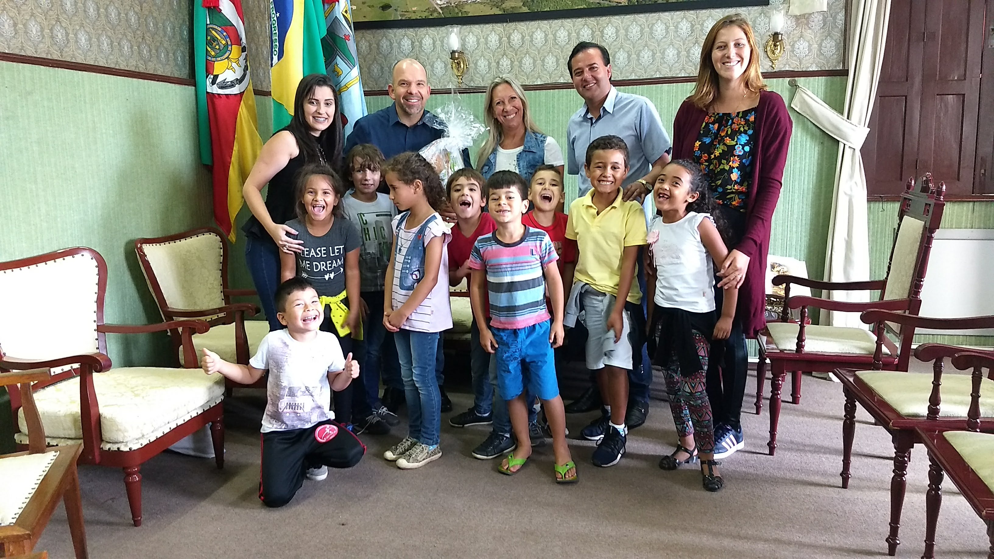 Alunos do Colégio Theóphilo visitam a Prefeitura de Taquara