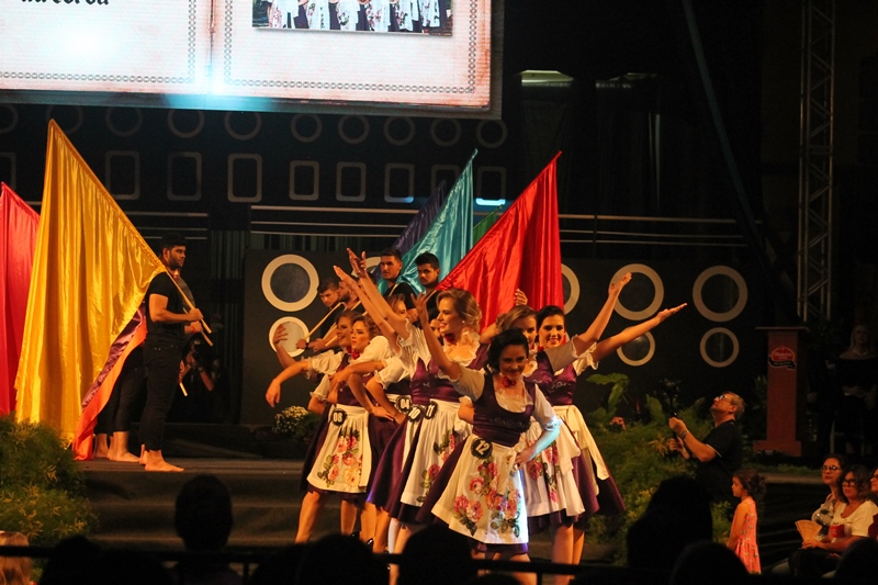 VÍDEOS: confira mais imagens do espetáculo de escolha das soberanas da Oktoberfest