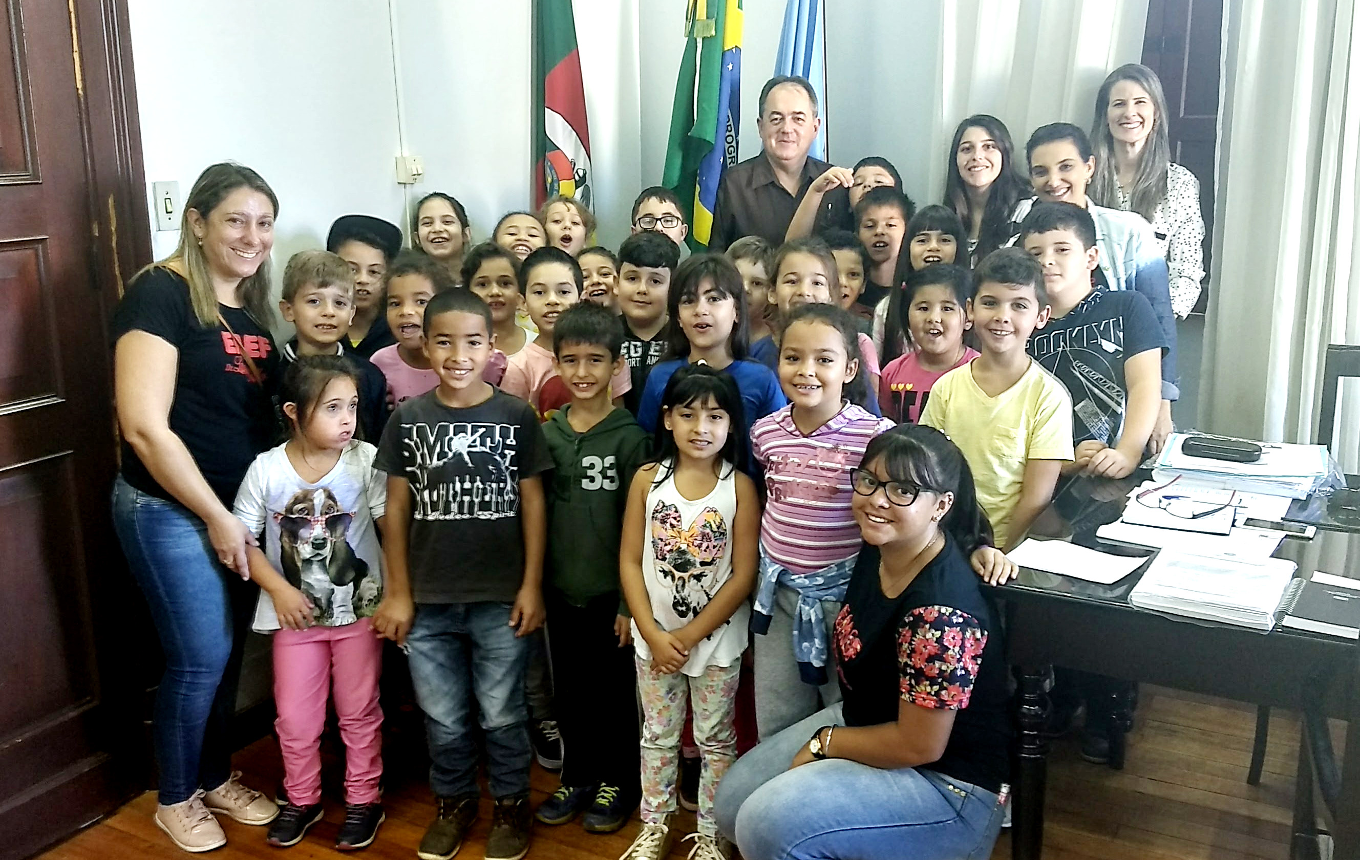 Alunos da Escola Lauro Müller visitam a prefeitura de Taquara