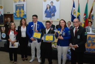 Lions homenageia professor Airton Schirmer, da ONG Vida Breve