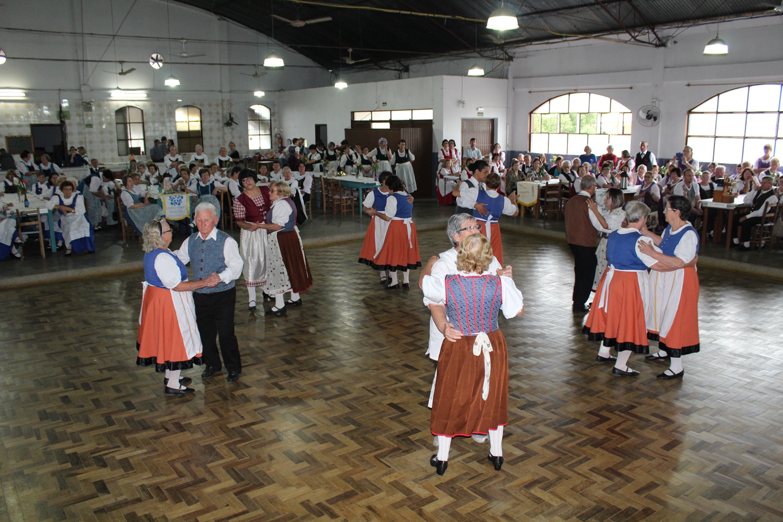 Encontro reuniu grupos de danças folclóricas da terceira idade em Três Coroas