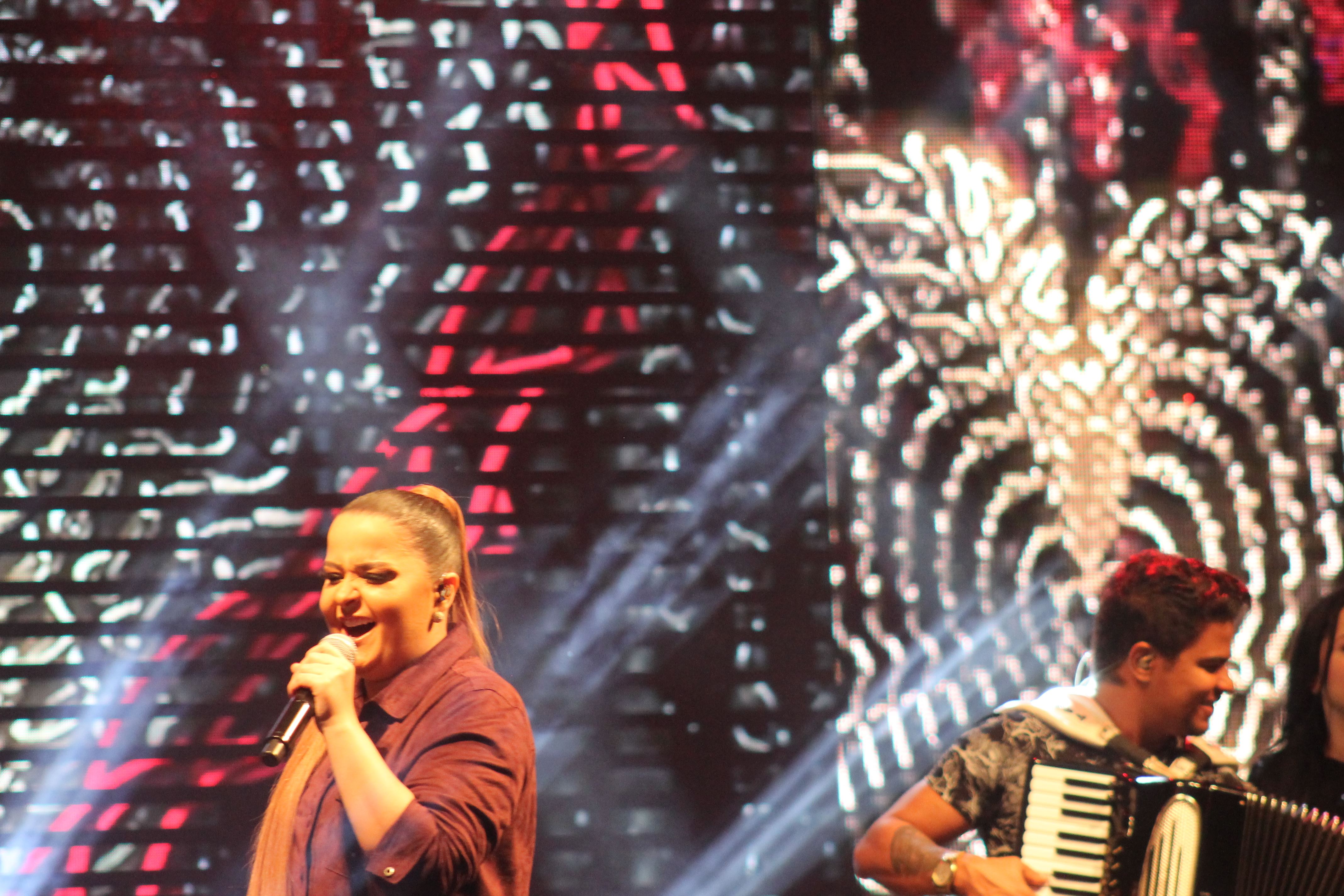 Quem nunca? Maiara tem calça rasgada no show em Taquara; ASSISTA