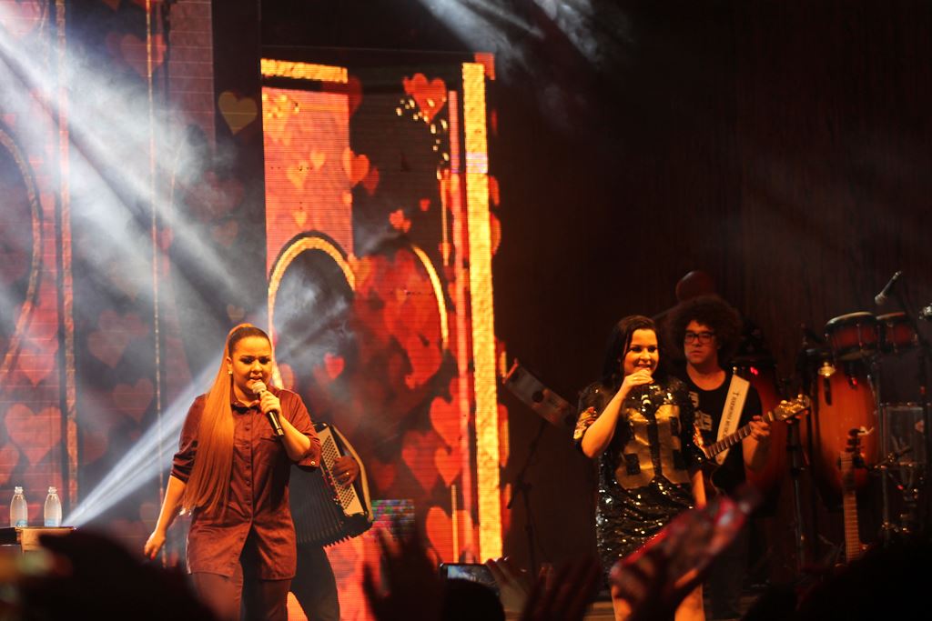 Show de Maiara e Maraísa leva grande público à Expocampo; VEJA VÍDEOS