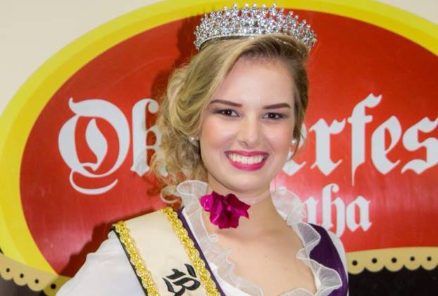 Conheça Natália Alves Schmitt, a rainha da 31ª Oktoberfest