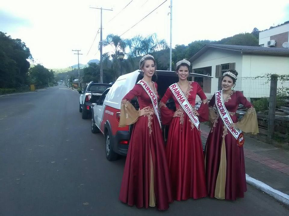 Riozinho em Festa iniciou com desfile das soberanas e missa