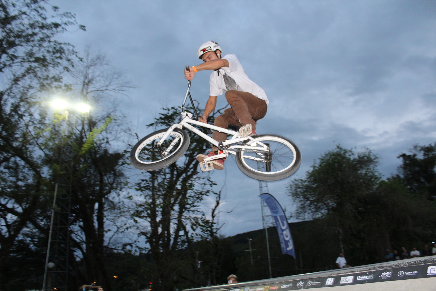 Manobras radicais marcam primeiro circuito de BMX em Três Coroas