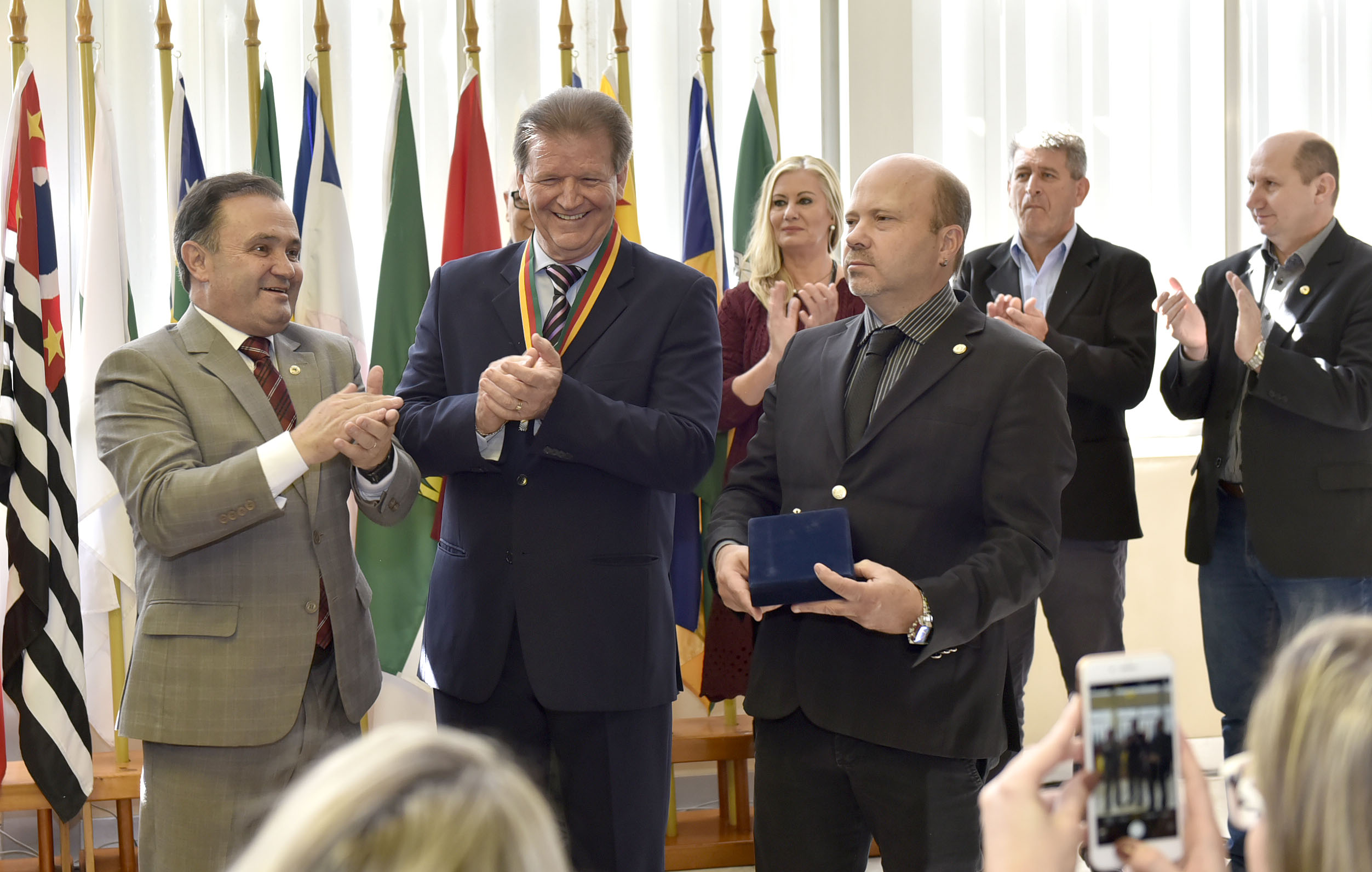 Delmar Backes recebe a Medalha do Mérito Farroupilha; veja fotos e vídeos