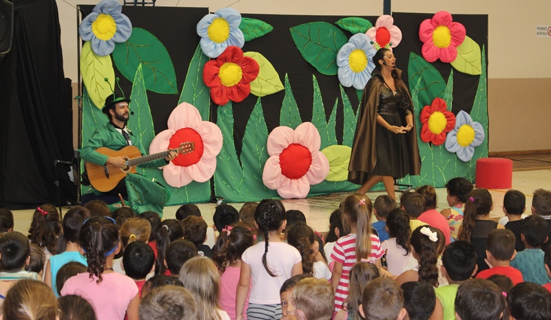 Teatro anima a tarde em escolas de Parobé