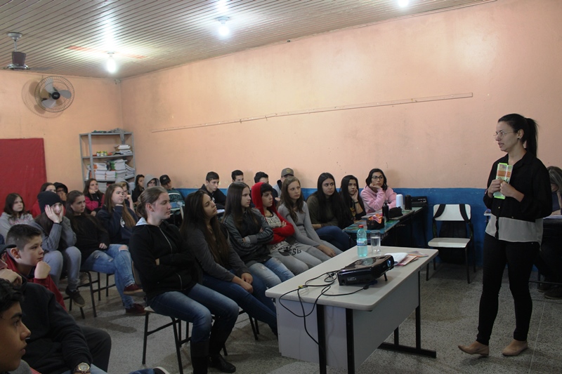 Serviço de Atendimento à Mulher realiza debates nas escolas de Parobé