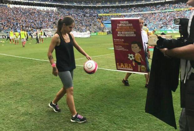 Taquarense Lara Schüller busca bater recorde mundial de embaixadinhas