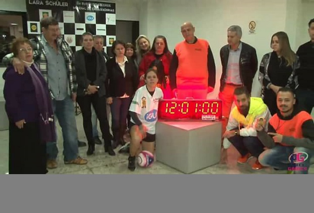 Taquarense Lara Schuller quebra recorde com 12h01min de embaixadinhas