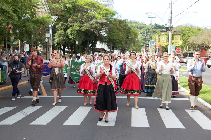 "Experiência transformadora", diz Marli da Rosa sobre representar a terceira idade na Oktoberfest