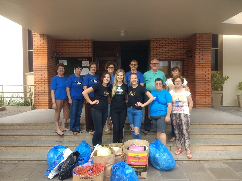 Soberanas da Oktoberfest entregam agasalhos arrecadados pelas candidatas