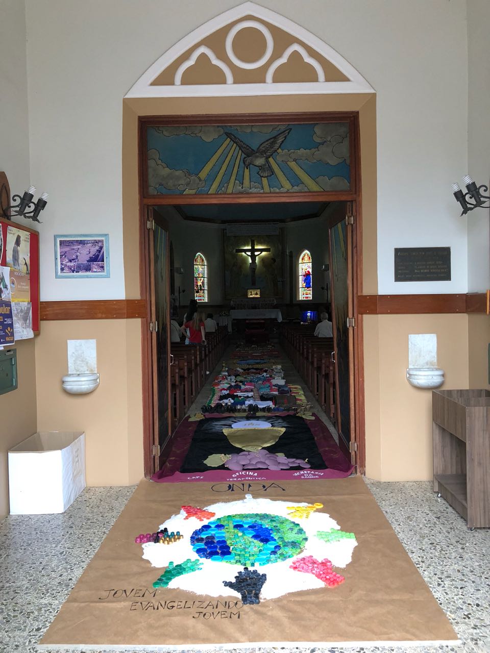 Confecção diferenciada de tapetes marca feriado de Corpus Christi na região