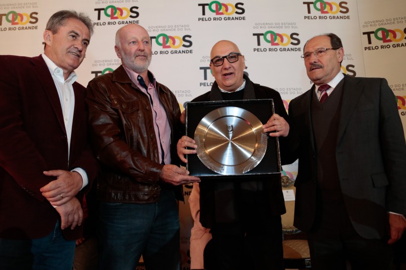 Taquarense recebe homenagem do governo do Estado como clube de futebol centenário