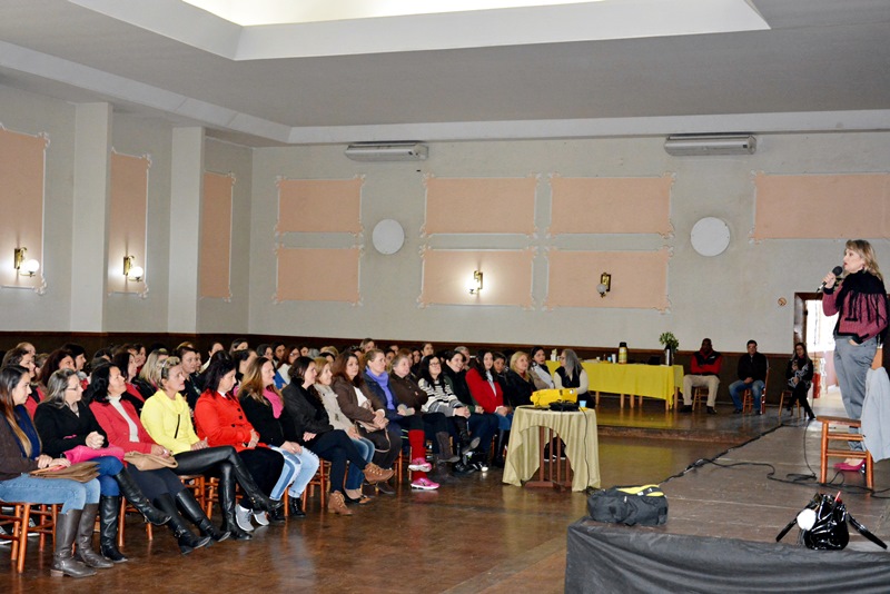 Palestra de formação para merendeiras e serventes abordou a importância da imagem pessoal