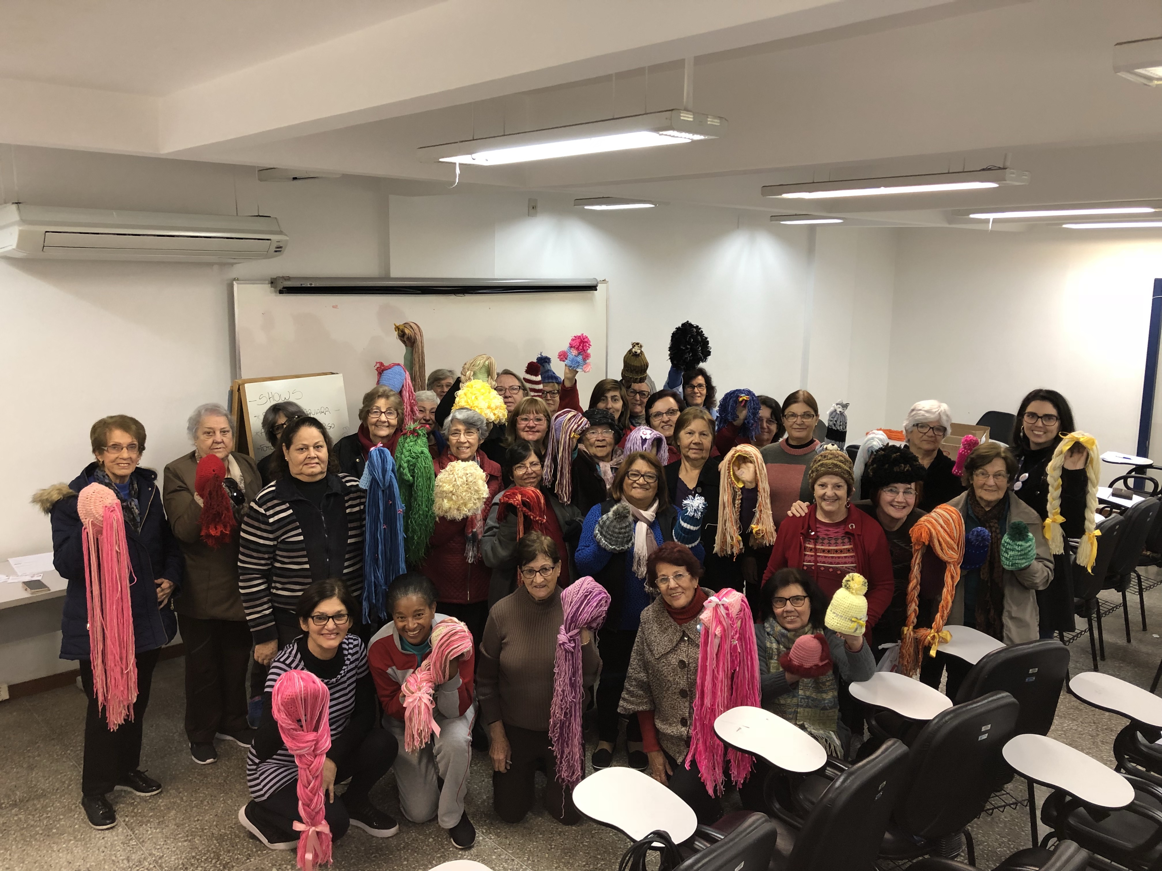 Grupo Maturidade Ativa do Sesc confecciona toucas para doação ao Instituto do Câncer Infantil