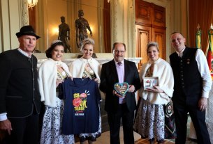 Comitiva da Oktoberfest entrega convite para governador Sartori