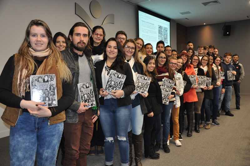 Acadêmicos da Faccat lançam livro