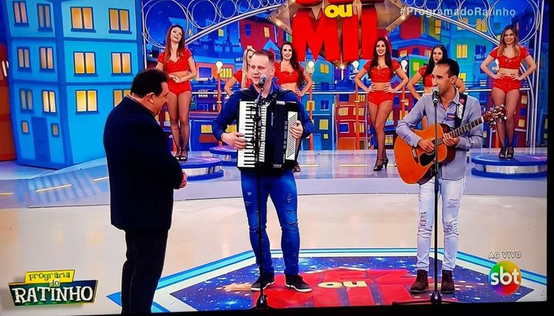 Gilson e Gabriel levam mil de todos os jurados no Programa do Ratinho; assista apresentação