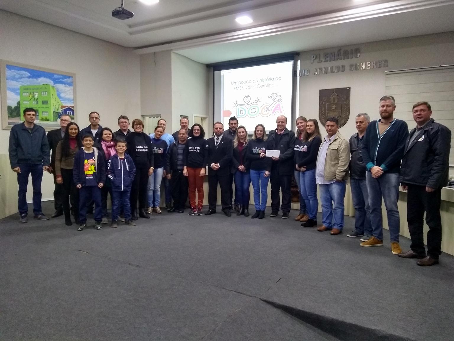 Escola Dona Carolina recebe homenagem em Igrejinha