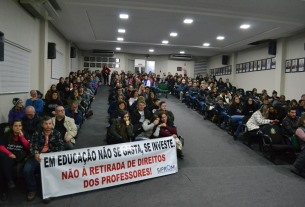 Professores realizam manifestação na Câmara de Igrejinha contra mudanças no plano de carreira
