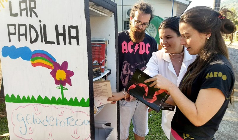 Geladeiraoteca busca promover a leitura à comunidade de Padilha