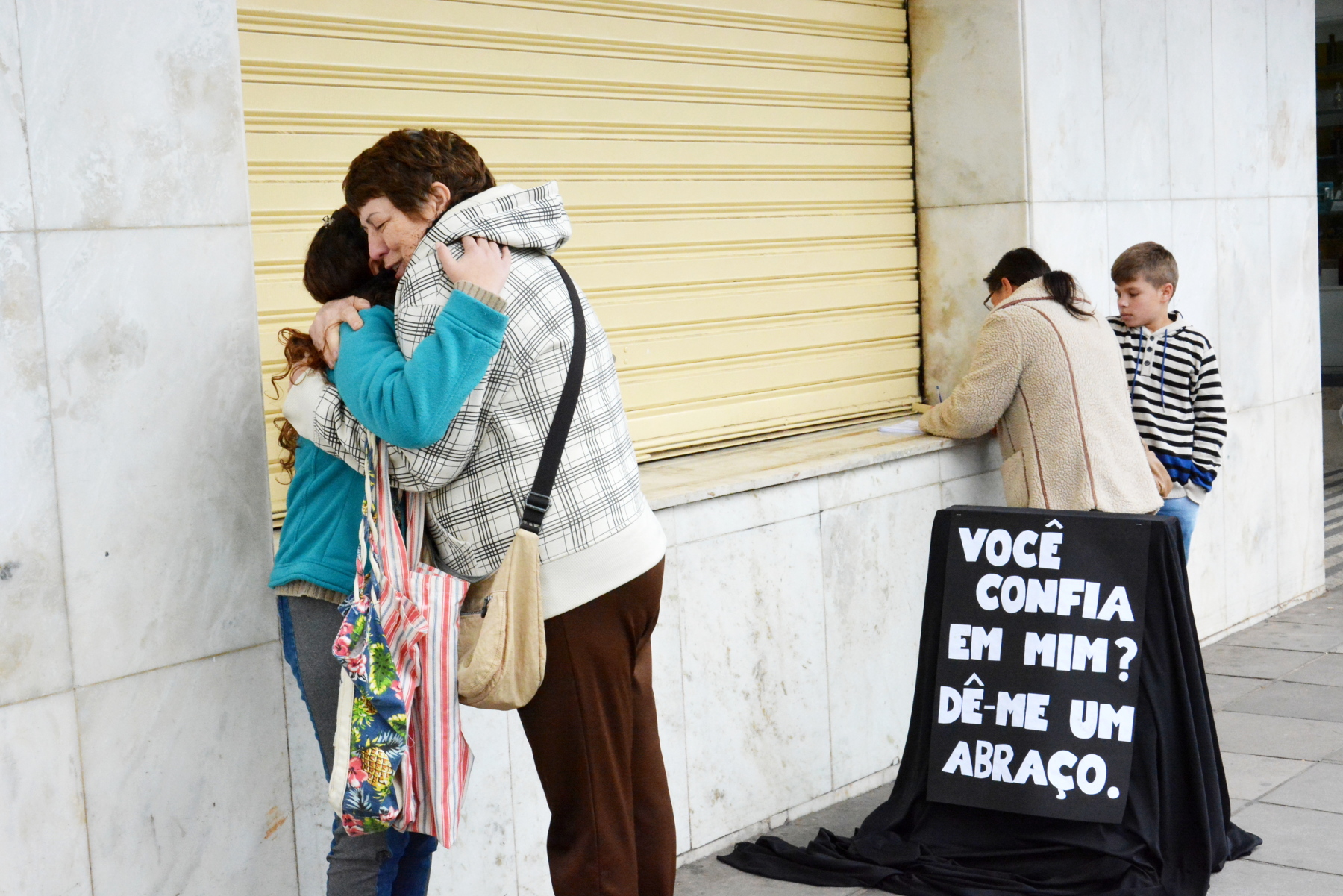 Alunos da Escola Alípio Sperb distribuíram abraços no centro de Taquara