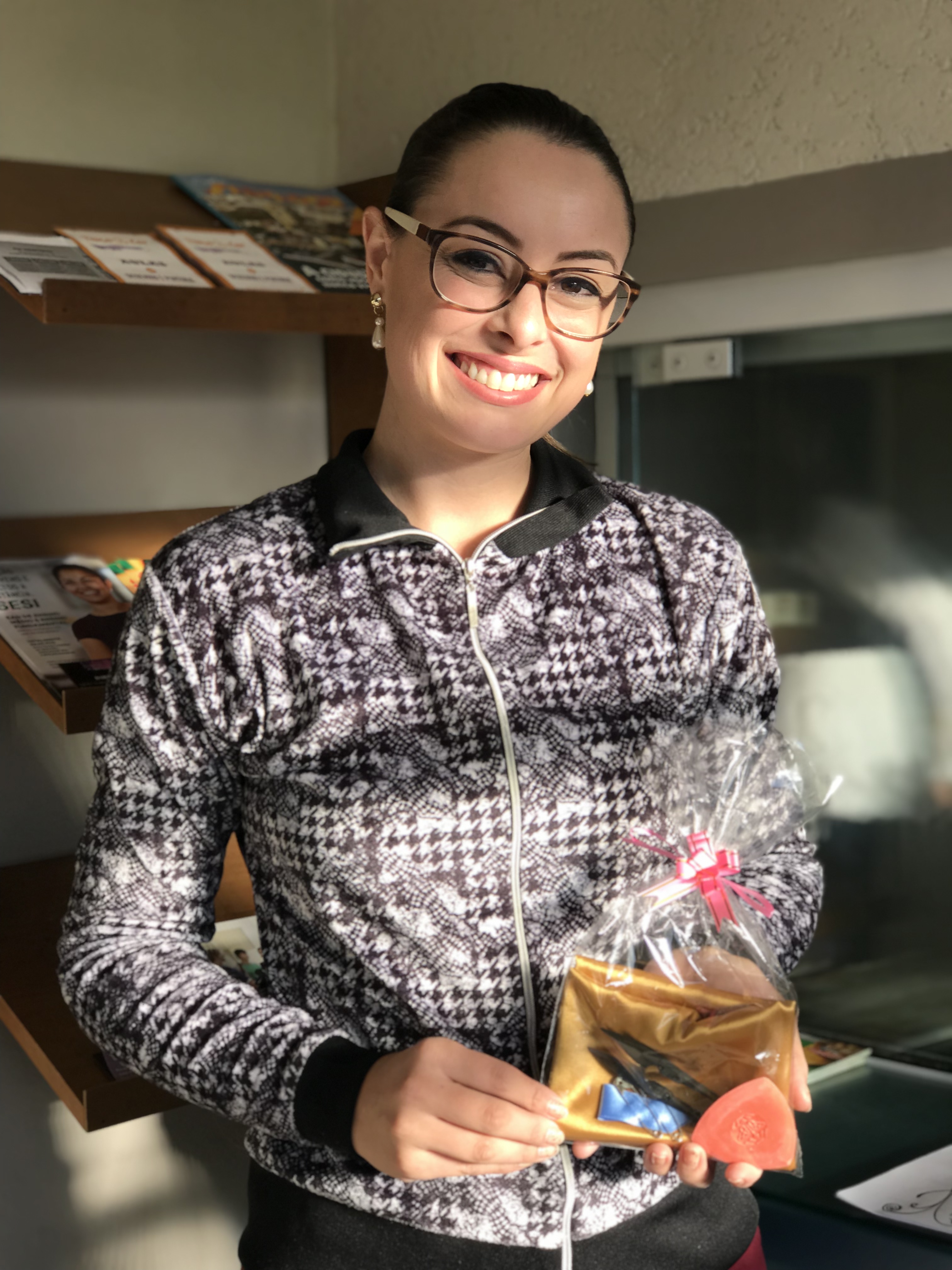 Dayanne Antunes ministra curso de moda no Sindicato dos Sapateiros de Parobé