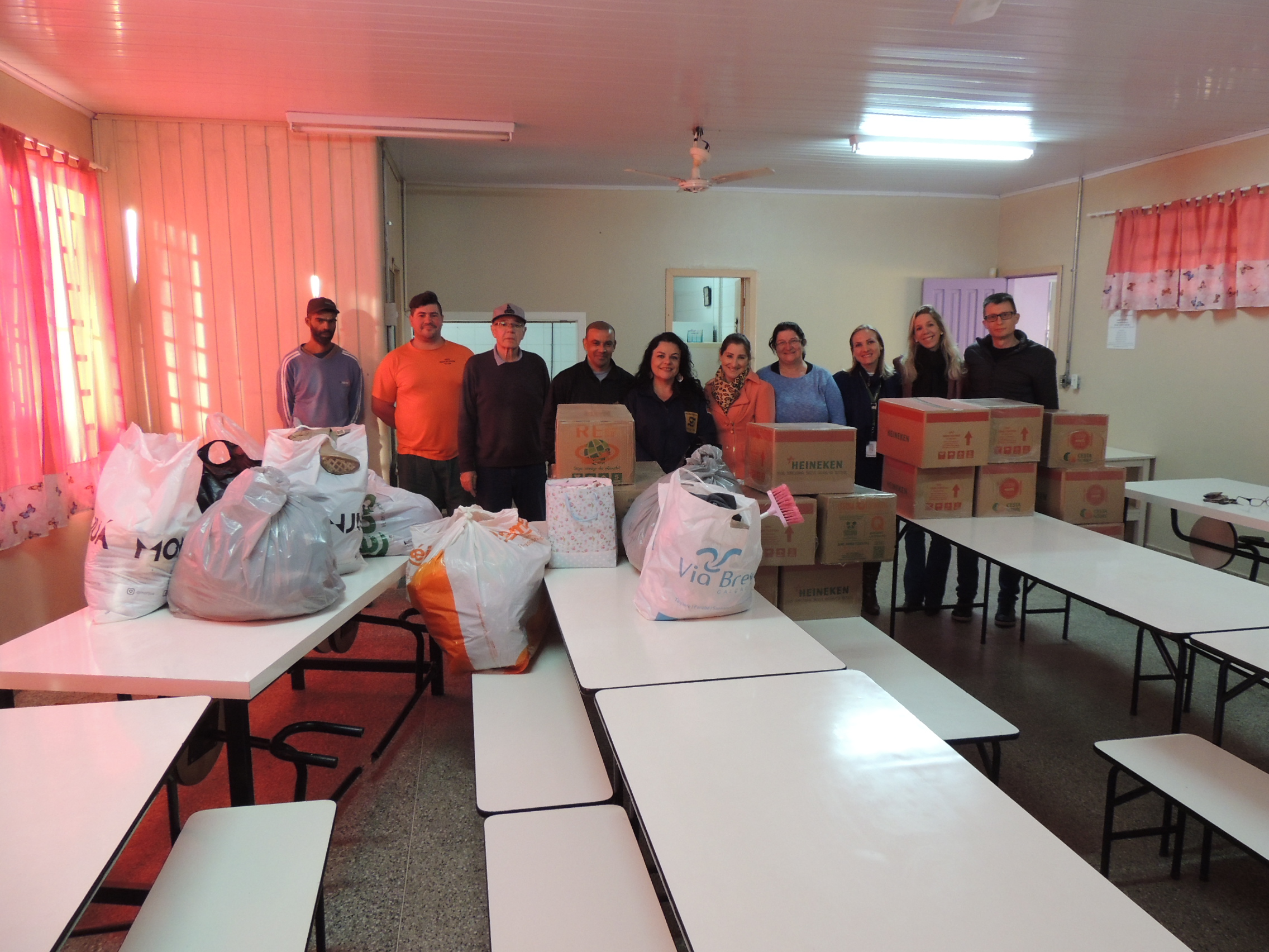 Heineken faz doação de alimentos e roupas em Igrejinha