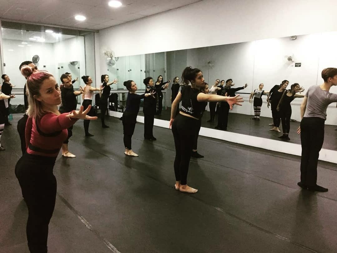Bailarinos da Academia Andanças realizam brechó neste sábado
