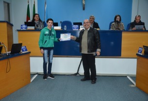 Câmara de Taquara homenageia estudante que obteve medalha na Olimpíada de Matemática