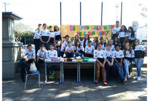 Estudantes distribuem caixinhas para incentivar uso consciente do celular