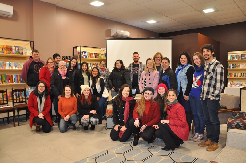 Acadêmicos socializam produções literárias em sarau na Faccat