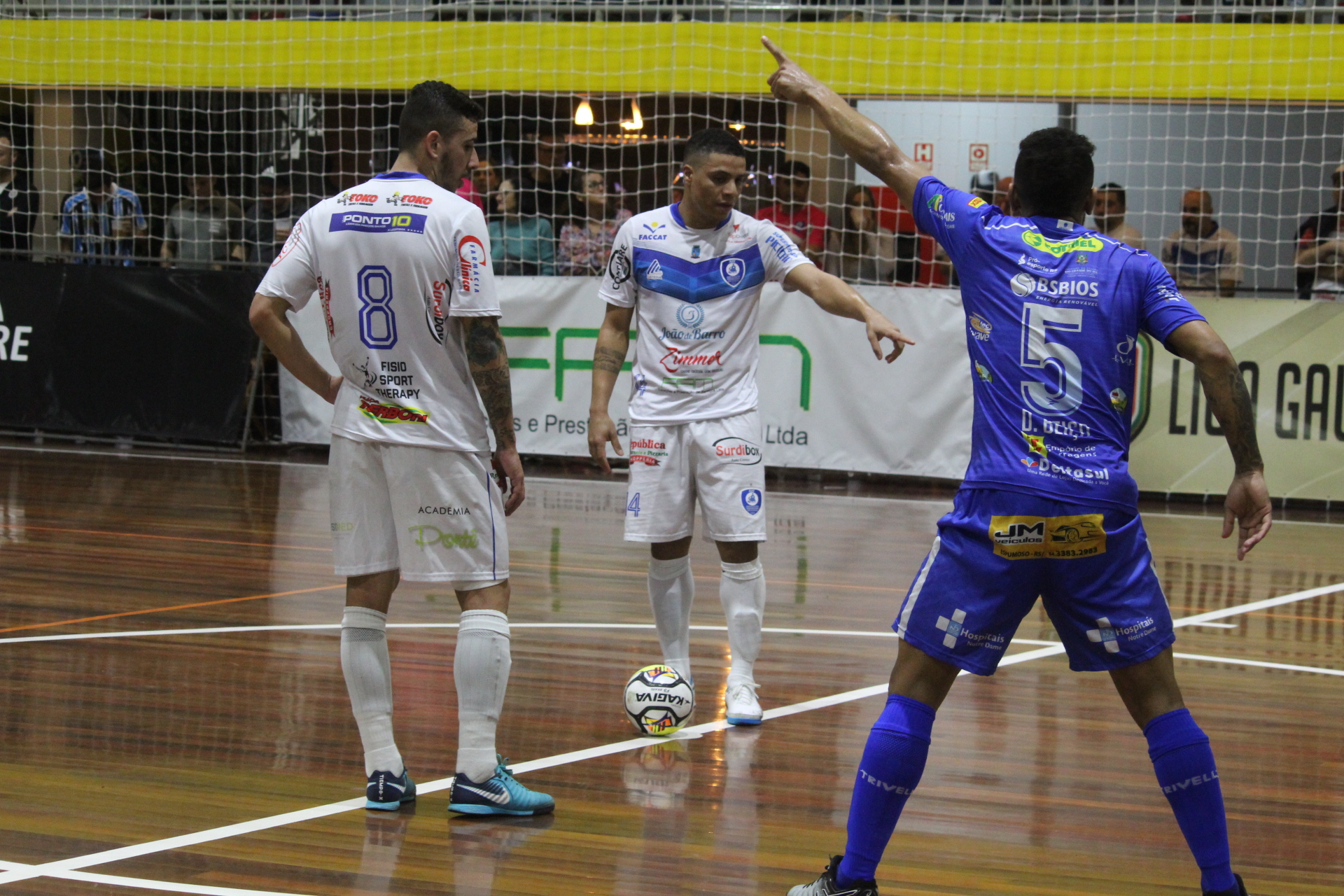 Em noite de dois tempos distintos, APF perde e não entra no G-4