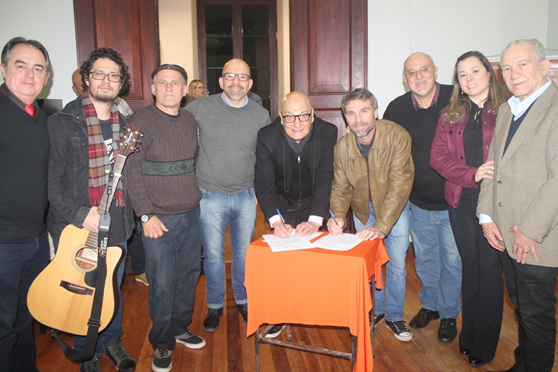 Casa do Rock e Secretaria da Cultura formalizam parceria do projeto "Sexta Tem Arte!"