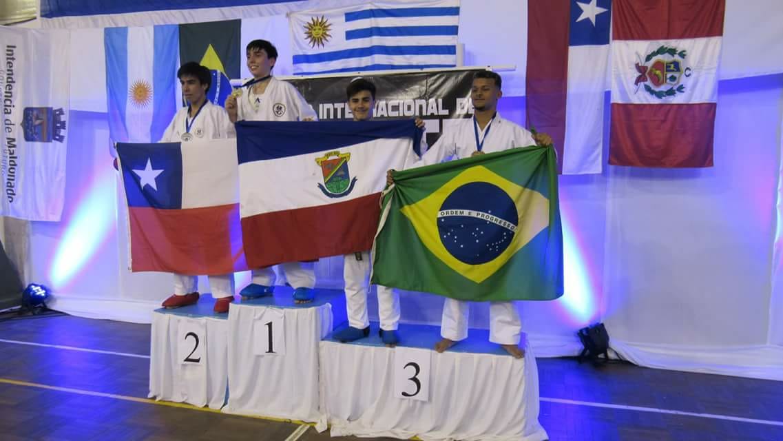 Turma de Três Coroas se destaca em competições de karatê