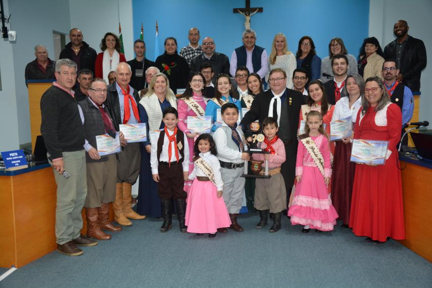 Câmara homenageia 70 anos do CTG O Fogão Gaúcho e Assembleia abre exposição sobre a entidade