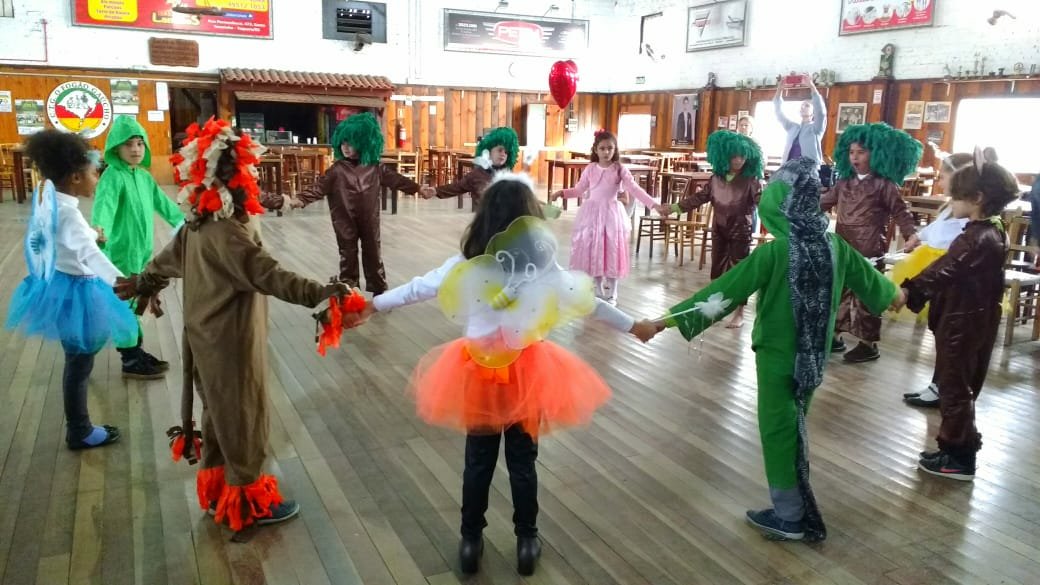 Alunos de Taquara revivem histórias e brincadeiras no Festival de Cantigas de Roda do CTG