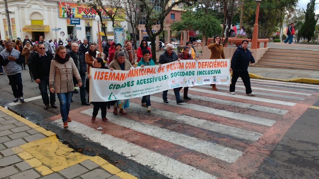 Na rua: comunidade participa da Caminhada das Pessoas com Deficiência em Taquara