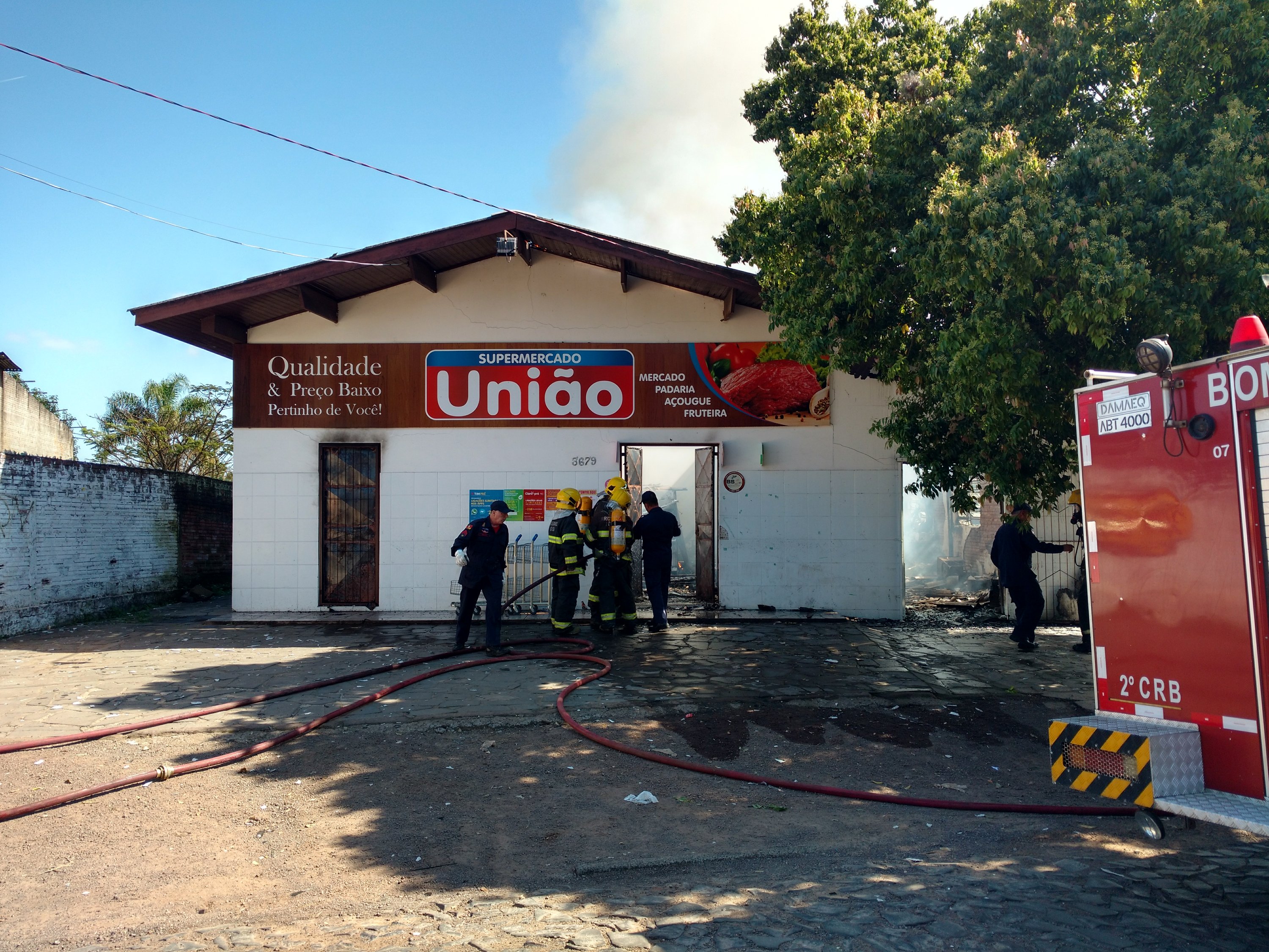 Bombeiros usaram cerca de 20 mil litros de água para controlar fogo em mercado