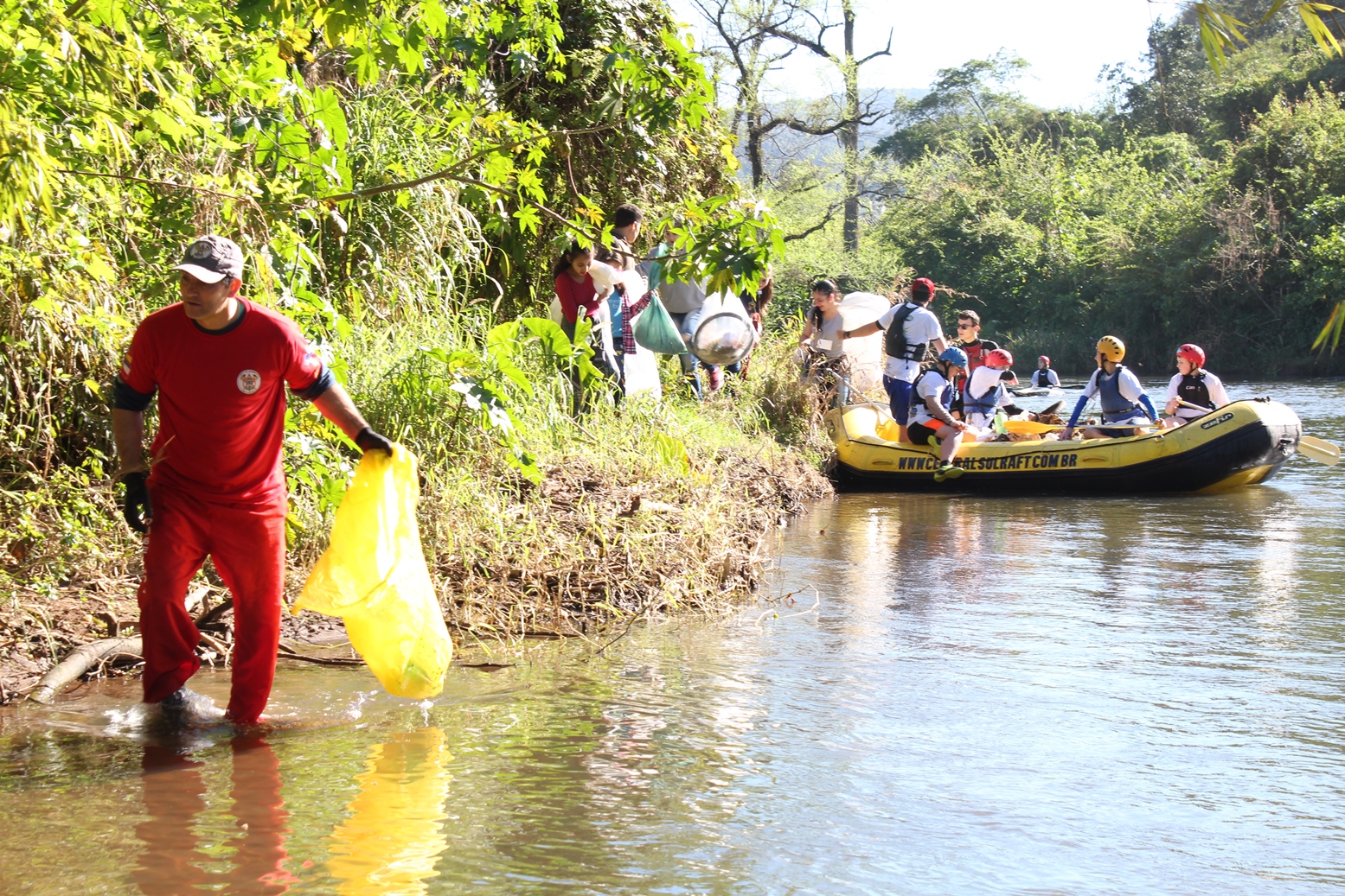 Ação retira cerca de uma tonelada de lixo do Rio Paranhana